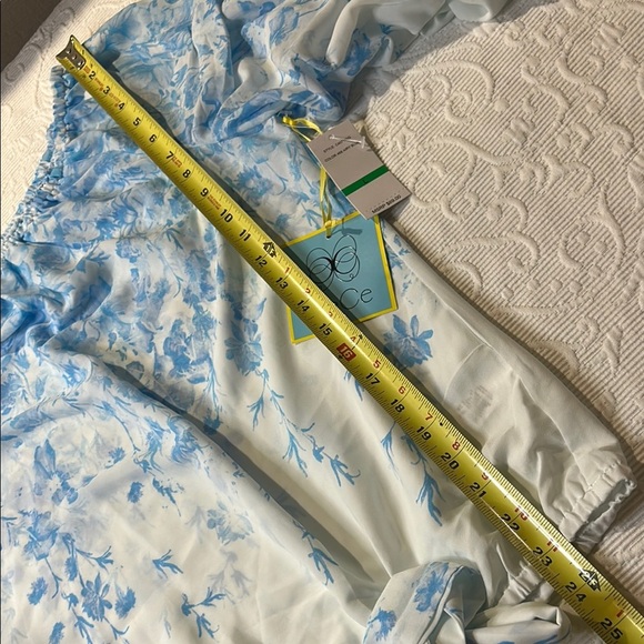 Floral Off-Shoulder Blouse - Blue and White. NWT. Size Large - Picture 9 of 12